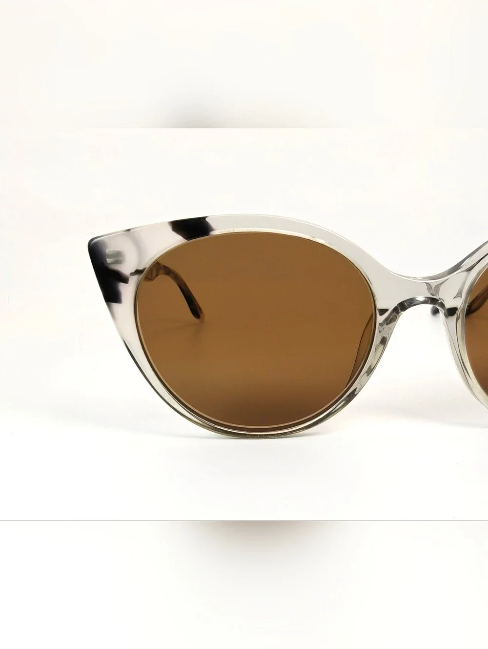Leilani Frosted Black Tortoiseshell Uplift Effect. Acetate.